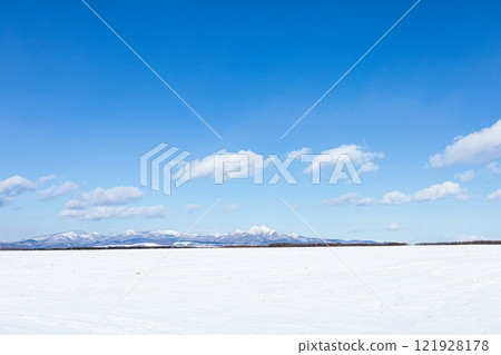 北海道中標津町牧場地區的冬季景色 北海道中標津町牧場地區的冬季景色 121928178