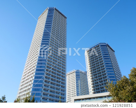 Tower apartment building towering into the blue sky | Futako Tamagawa Tower apartment building towering into the blue sky | Futako Tamagawa 121928851