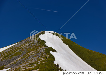 北阿爾卑斯山、芝嶽山頂、登山者和尾跡 121929356