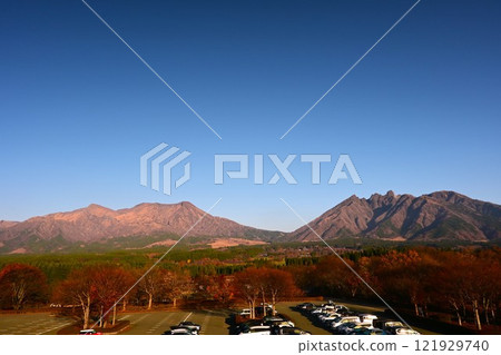 沐浴在清晨陽光下的阿蘇中岳與高岳 121929740