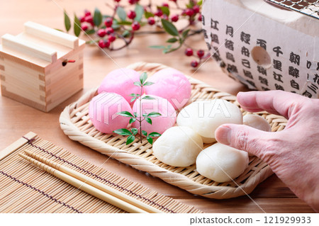 竹籃上的紅白圓麻糬 竹籃上的紅白圓麻糬 121929933