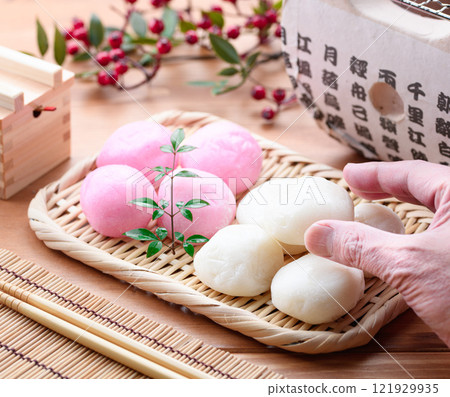 竹籃上的紅白圓麻糬 竹籃上的紅白圓麻糬 121929935