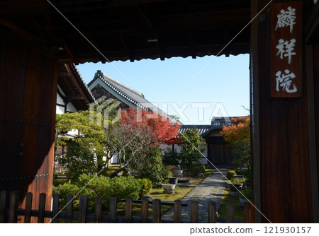 從京都市右京區花園正門眺望妙心寺臨聖院院落 從京都市右京區花園正門眺望妙心寺臨聖院院落 121930157