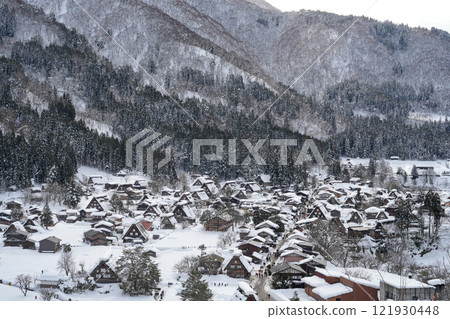 Shirakawago of heavy snow 121930448