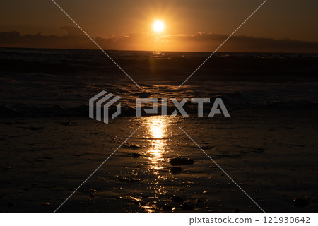 冬天從海上看到的日出 冬天從海上看到的日出 121930642