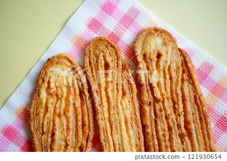 Eel-shaped pies are famous in Shizuoka Prefecture. Try three different kinds. 121930654