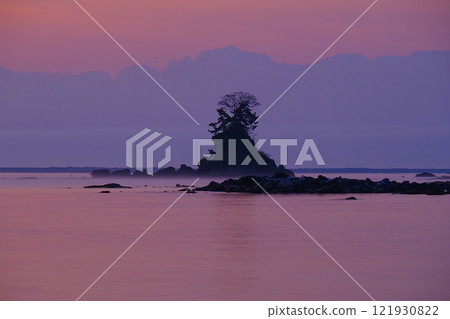 以淡紫色的晨空和立山連峰劍岳為背景的富山灣雨晴海岸恩內岩的剪影Ver.2 121930822
