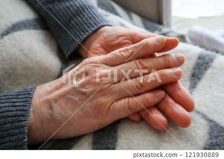 老婦人的手放在她的腿上 121930889