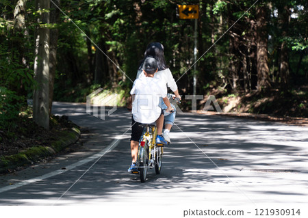 在輕井澤享受騎自行車的家庭 在輕井澤享受騎自行車的家庭 121930914