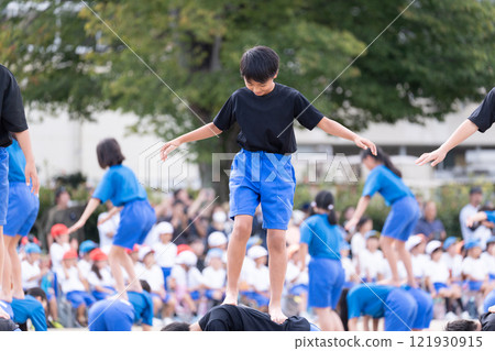 Elementary school boys doing group gymnastics at a sports day 121930915