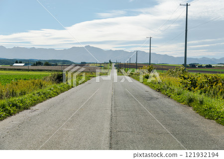 [A straight road stretching to Mt. Ashibetsu, Higashitomioka, Furano City] 121932194