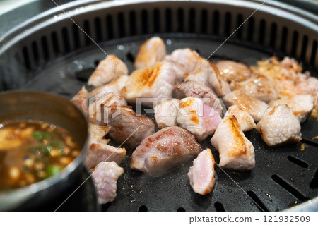 pork barbecue barbecue food cuisine restaurant 돼지 Grilled pork BBQ pork roasted pork 121932509
