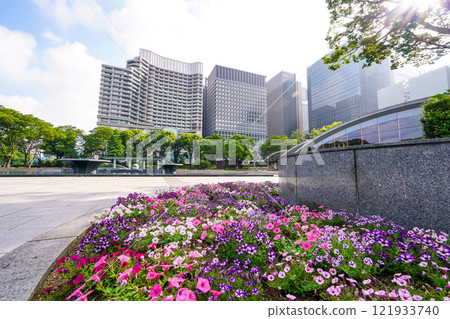 Wadakura Fountain Park (Chiyoda-ku, Tokyo) on a sunny morning with beautiful flower beds 121933740