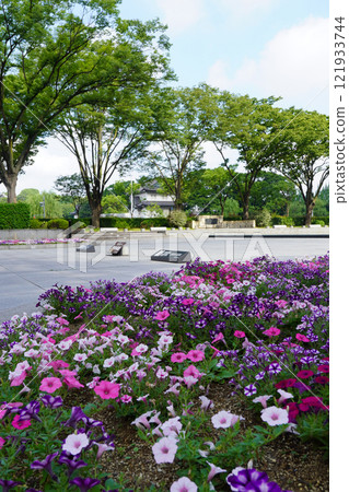 陽光明媚的早晨,和田倉噴泉公園美麗的花壇(東京千代田區) 陽光明媚的早晨,和田倉噴泉公園美麗的花壇(東京千代田區) 121933744