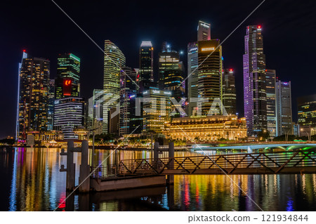 從魚尾獅公園看新加坡摩天大樓的夜景 121934844