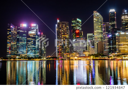 Night view of skyscrapers in downtown Singapore as seen from Merlion Park 121934847