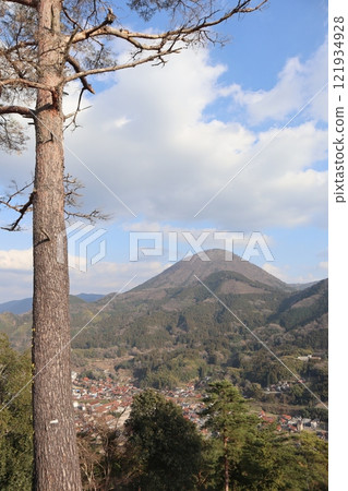 View from the Tsuwano Castle ruins 121934928