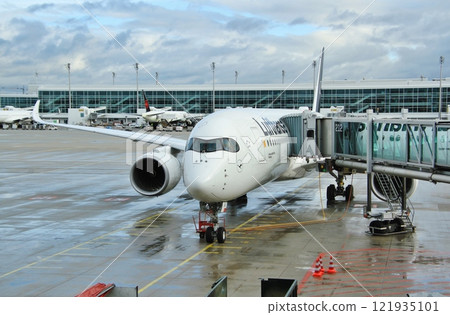 A350 停在慕尼黑機場 2 號航站樓 121935101