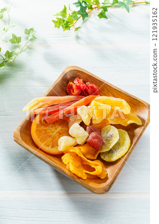  Dried fruit 121935162