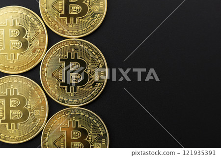 黑色背景上的比特幣 黑色背景上的比特幣 121935391