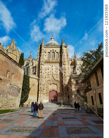 Salamanca. View of Salamanca and the Enrique Estevan bridge from the dock viewing point over the Tormes River. Traditional stone buildings. Salamanca Cathedral. SALAMANCA, SPAIN. 13 JANUARY 2025. 121935569