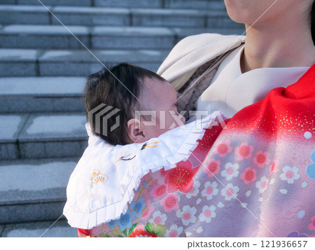 Parents and children visiting a shrine 121936657