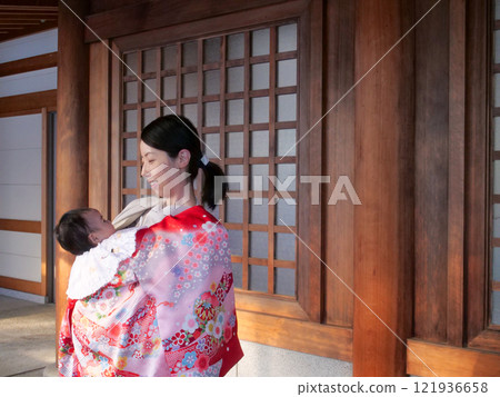 Parents and children visiting a shrine 121936658