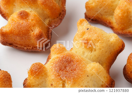 Deliciously baked bear-shaped treats for a delightful snack time experience with friends and family 121937880
