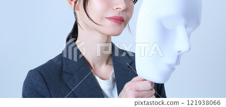 戴著面具的女上班族的形象 121938066