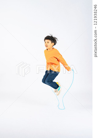 男孩跳繩全身照片 男孩跳繩全身照片 121938246