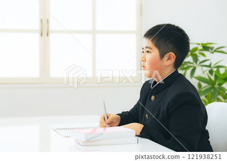 穿著制服學習的男學生 穿著制服學習的男學生 121938251