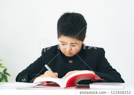 穿著制服學習的男學生 穿著制服學習的男學生 121938252