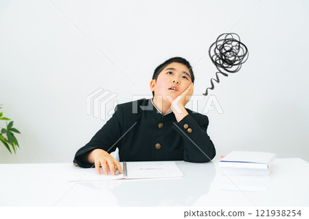 一名穿著校服的男學生看起來很沮喪 一名穿著校服的男學生看起來很沮喪 121938254