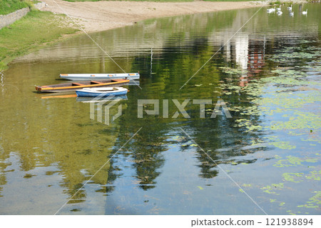 Three boats 121938894