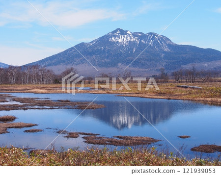 Mt. Hiuchigatake seen from Ozegahara in early spring Mt. Hiuchigatake seen from Ozegahara in early spring 121939053