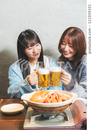 兩位年輕女子在螃蟹火鍋前敬酒[圖片由海鮮居酒屋Uoroko提供] 121939101
