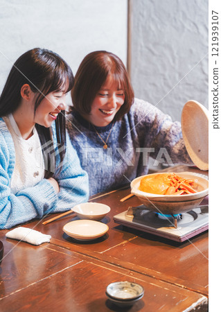 一位年輕女子在螃蟹火鍋度過了女孩之夜[圖片由海鮮居酒屋Uoroko提供] 121939107