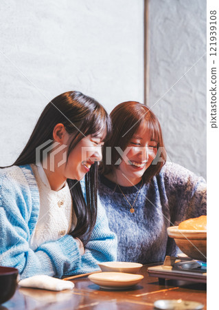 一位年輕女子在螃蟹火鍋度過了女孩之夜[圖片由海鮮居酒屋Uoroko提供] 121939108