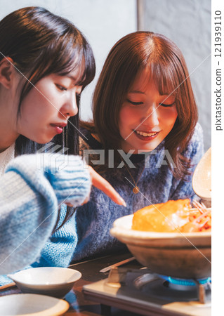 一位年輕女子在螃蟹火鍋度過了女孩之夜[圖片由海鮮居酒屋Uoroko提供] 121939110