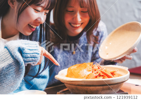 一位年輕女子在螃蟹火鍋度過了女孩之夜[圖片由海鮮居酒屋Uoroko提供] 121939112