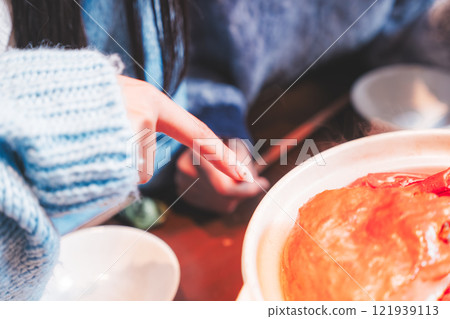 一位年輕女子在螃蟹火鍋度過了女孩之夜[圖片由海鮮居酒屋Uoroko提供] 121939113