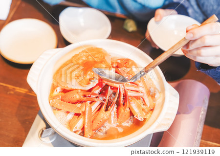 一位年輕女子在螃蟹火鍋度過了女孩之夜[圖片由海鮮居酒屋Uoroko提供] 121939119