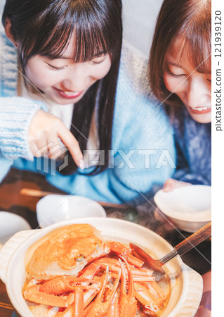 一位年輕女子在螃蟹火鍋度過了女孩之夜[圖片由海鮮居酒屋Uoroko提供] 121939120