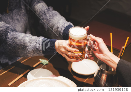 一名年輕女子從工作人員手中接過啤酒【海鮮居酒屋Uoroko提供】 一名年輕女子從工作人員手中接過啤酒【海鮮居酒屋Uoroko提供】 121939128