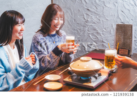 一名年輕女子從工作人員手中接過啤酒【海鮮居酒屋Uoroko提供】 一名年輕女子從工作人員手中接過啤酒【海鮮居酒屋Uoroko提供】 121939138
