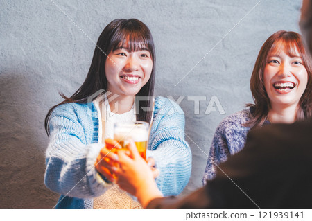 一名年輕女子從工作人員手中接過啤酒【海鮮居酒屋Uoroko提供】 一名年輕女子從工作人員手中接過啤酒【海鮮居酒屋Uoroko提供】 121939141