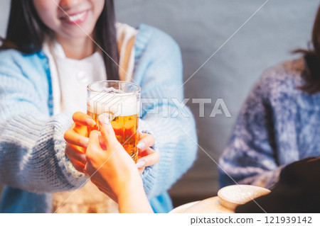 一名年輕女子從工作人員手中接過啤酒【海鮮居酒屋Uoroko提供】 一名年輕女子從工作人員手中接過啤酒【海鮮居酒屋Uoroko提供】 121939142