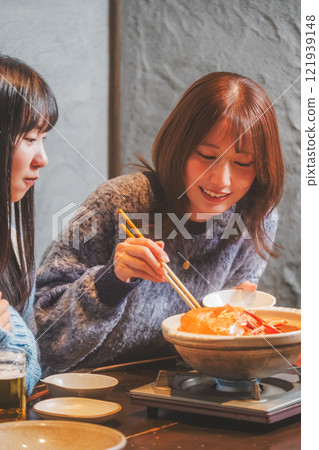 一位年輕女子在螃蟹火鍋度過了女孩之夜[圖片由海鮮居酒屋Uoroko提供] 121939148