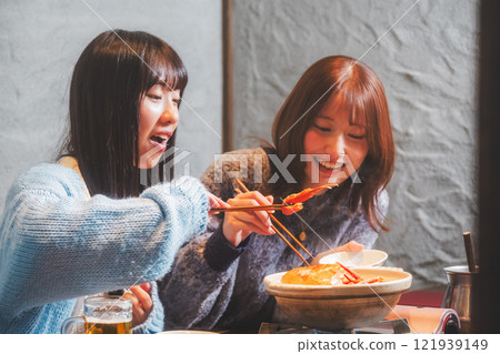 一位年輕女子在螃蟹火鍋度過了女孩之夜[圖片由海鮮居酒屋Uoroko提供] 121939149