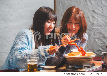 一位年輕女子在螃蟹火鍋度過了女孩之夜[圖片由海鮮居酒屋Uoroko提供] 121939150